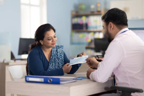 woman customer discussion bank employee for investment